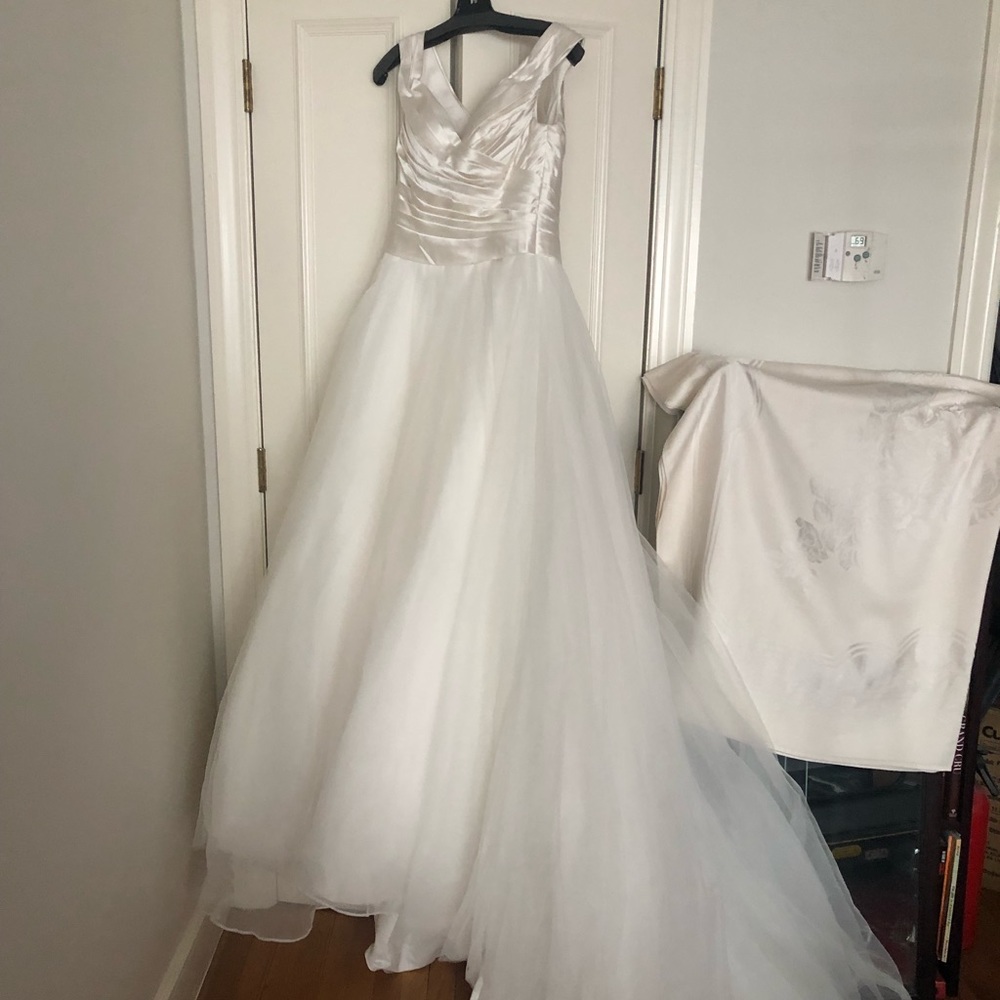 Pronovias ballgown wedding dress, new with tags, sample sz 12 (street sz 4-6)